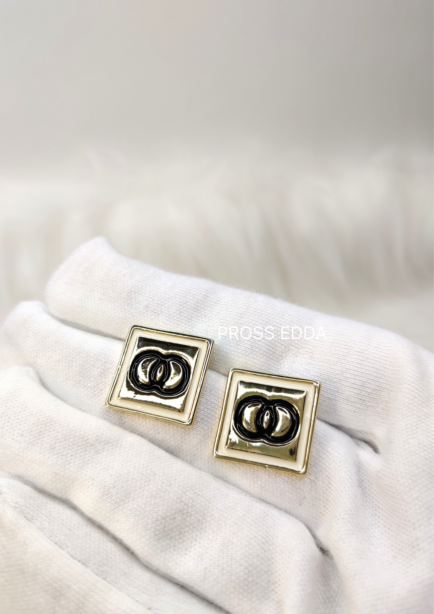 GOLDEN SQUARE SIGNATURE STUDS