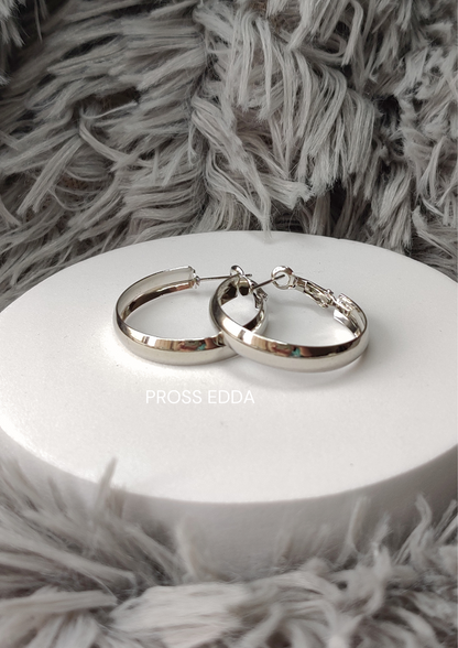 SILVER MINIMALIST HOOP EARRING