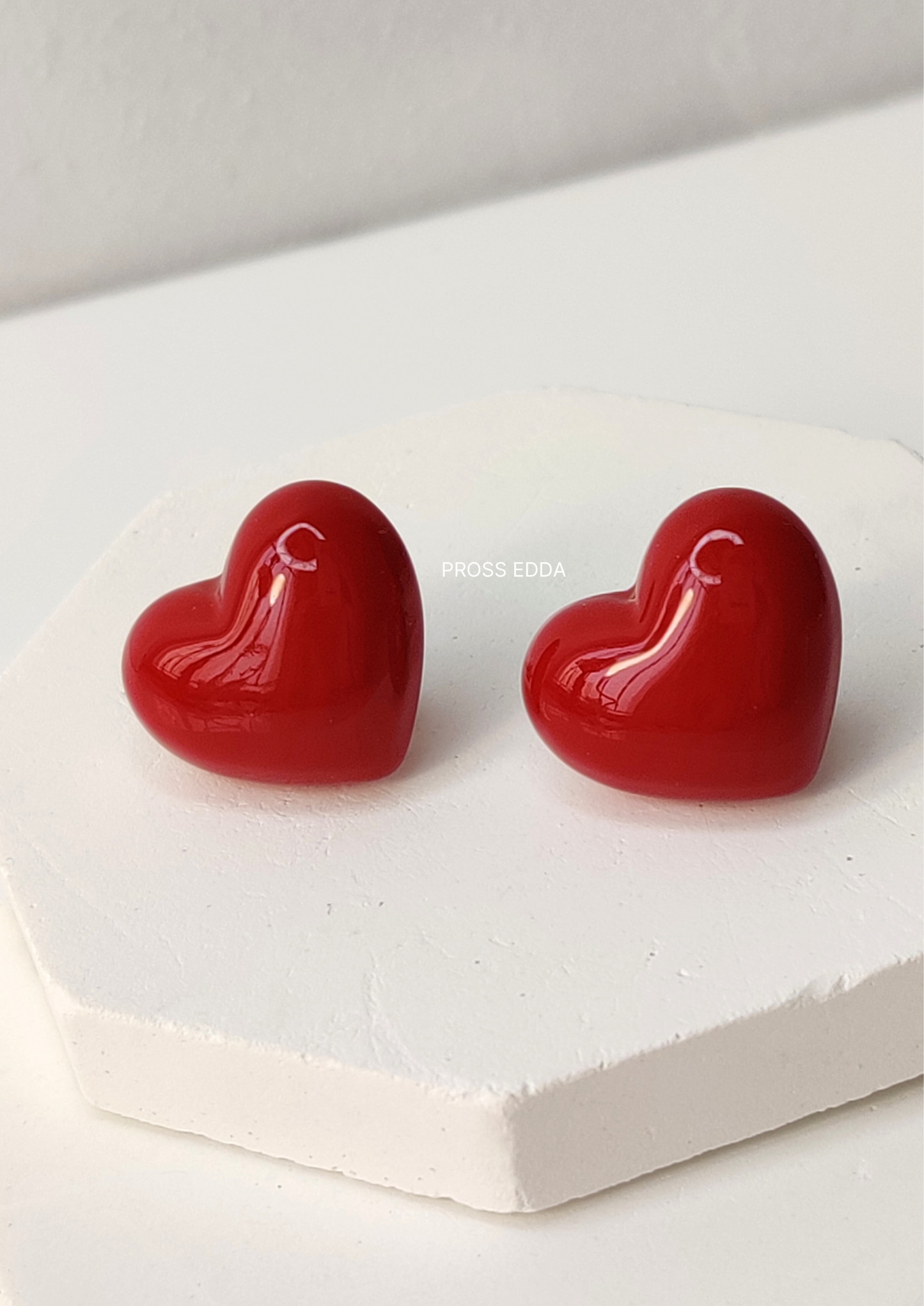 MAJESTIC PEARL HEART STUDS