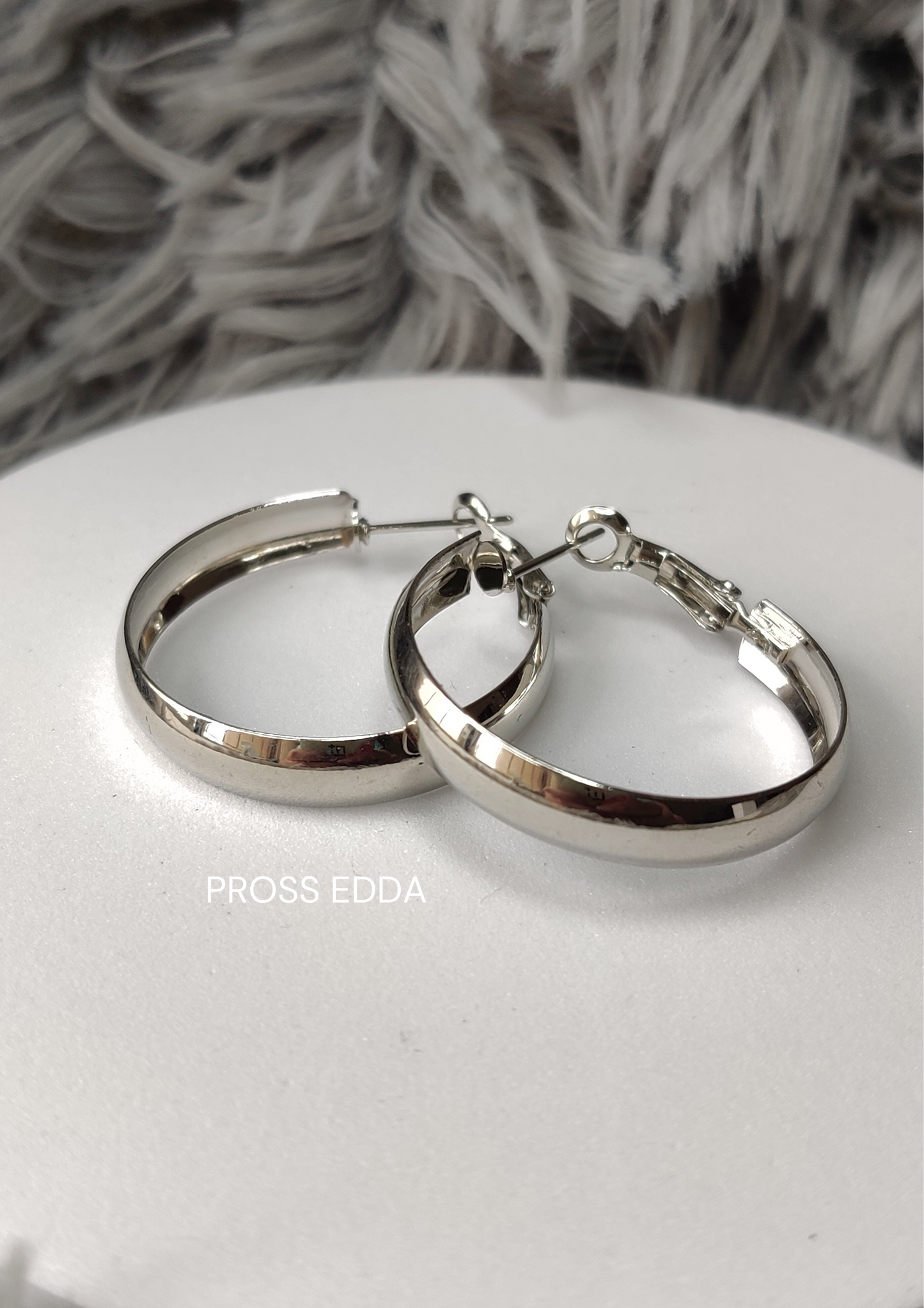 SILVER MINIMALIST HOOP EARRING