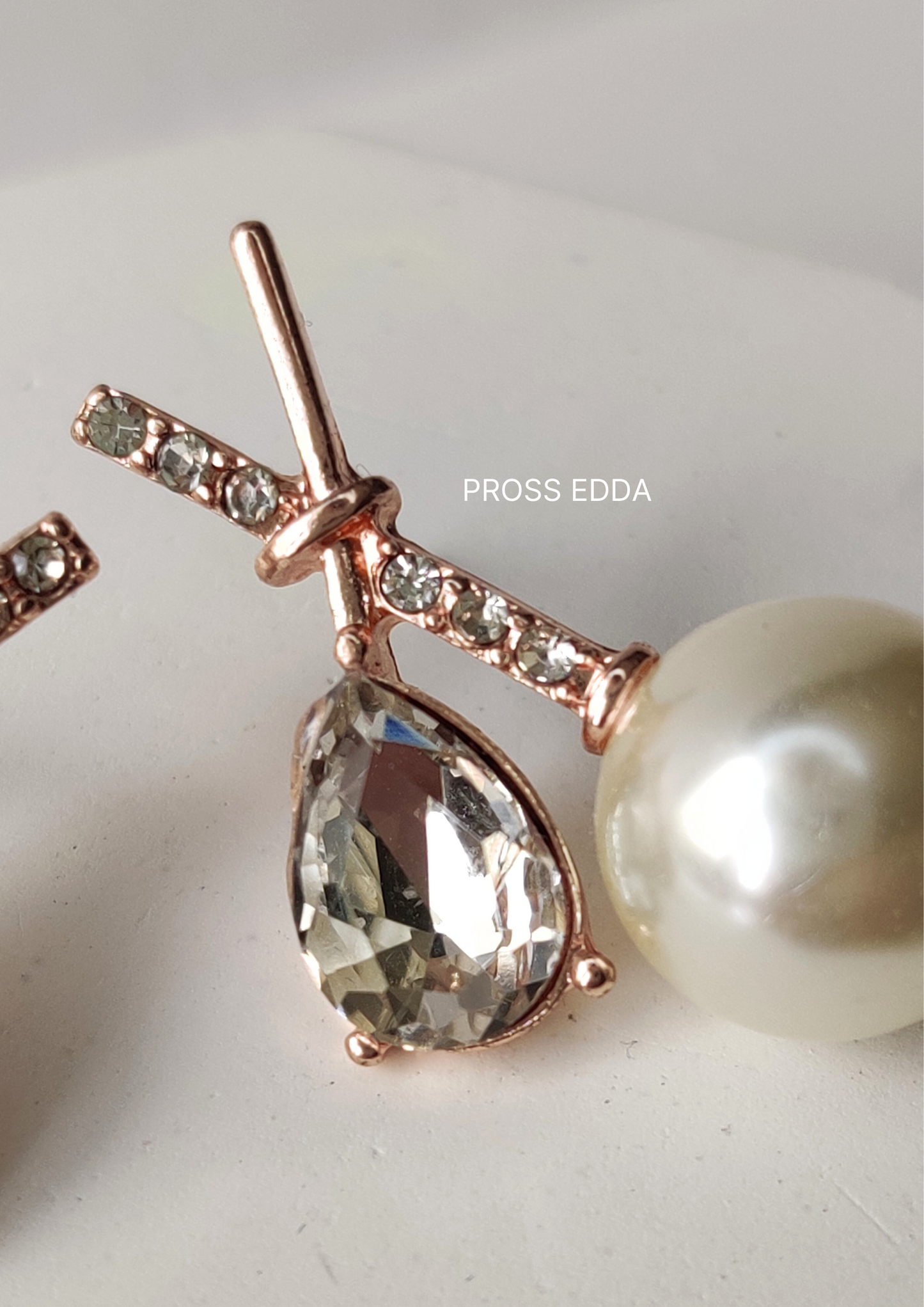 GRACEFUL CROSSED PEARL ELEGANCE STUDS EARRING