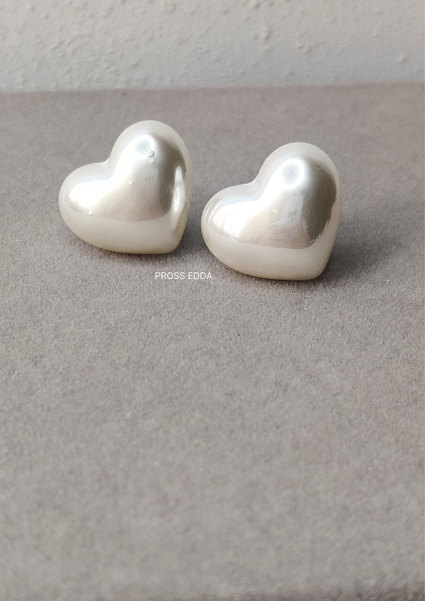 MAJESTIC PEARL HEART STUDS