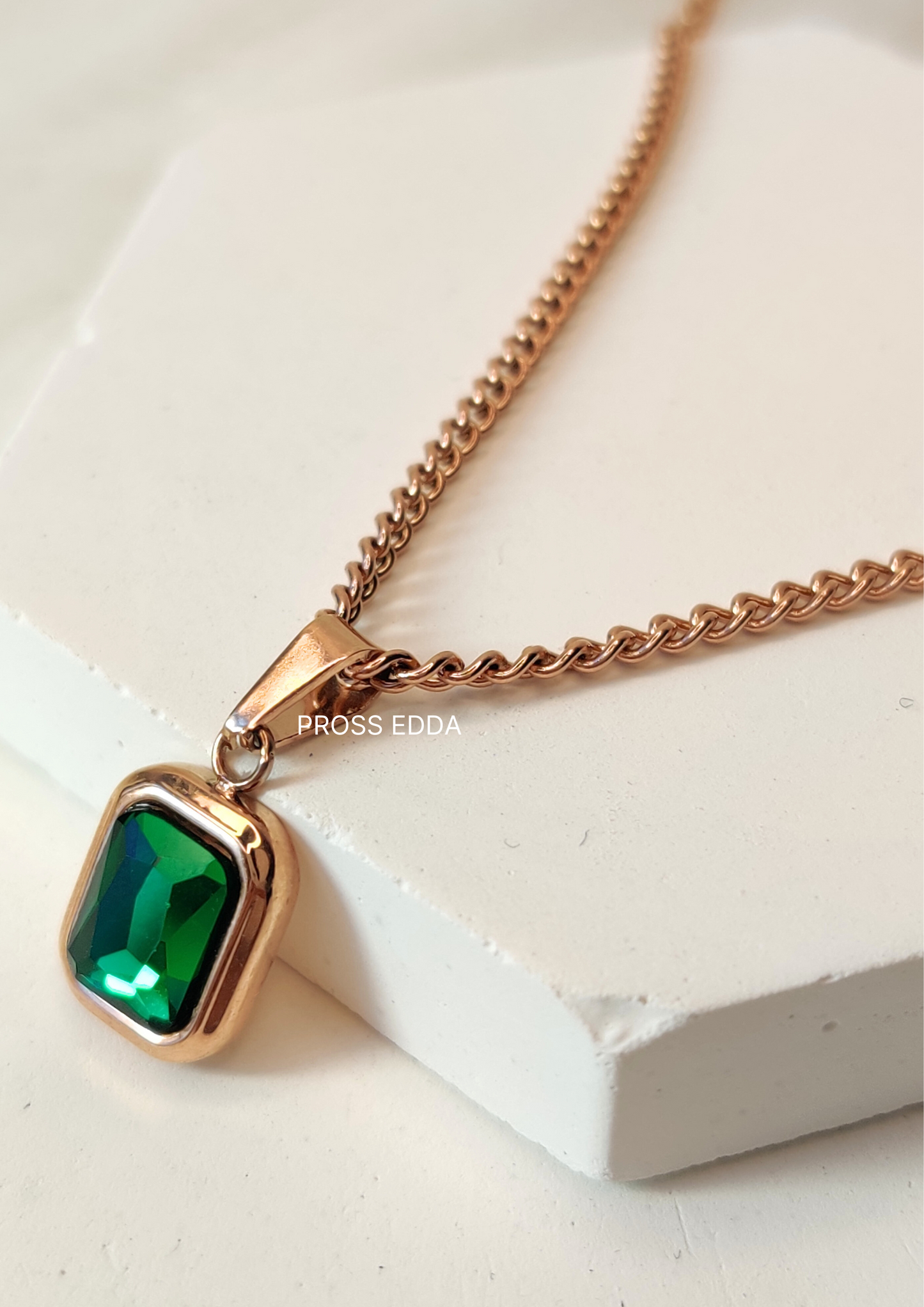 ETHEREAL EMERALD RADIANCE NECKLACE