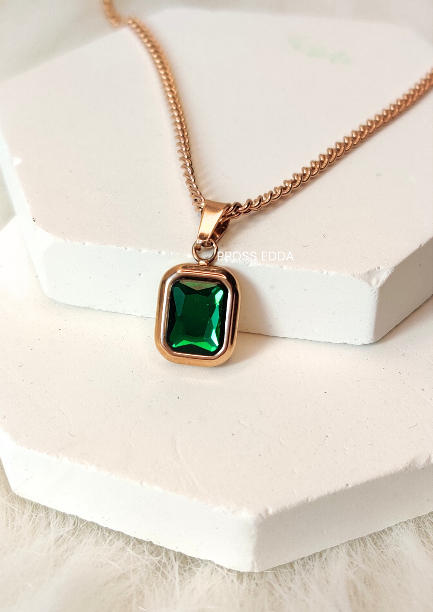 ETHEREAL EMERALD RADIANCE NECKLACE