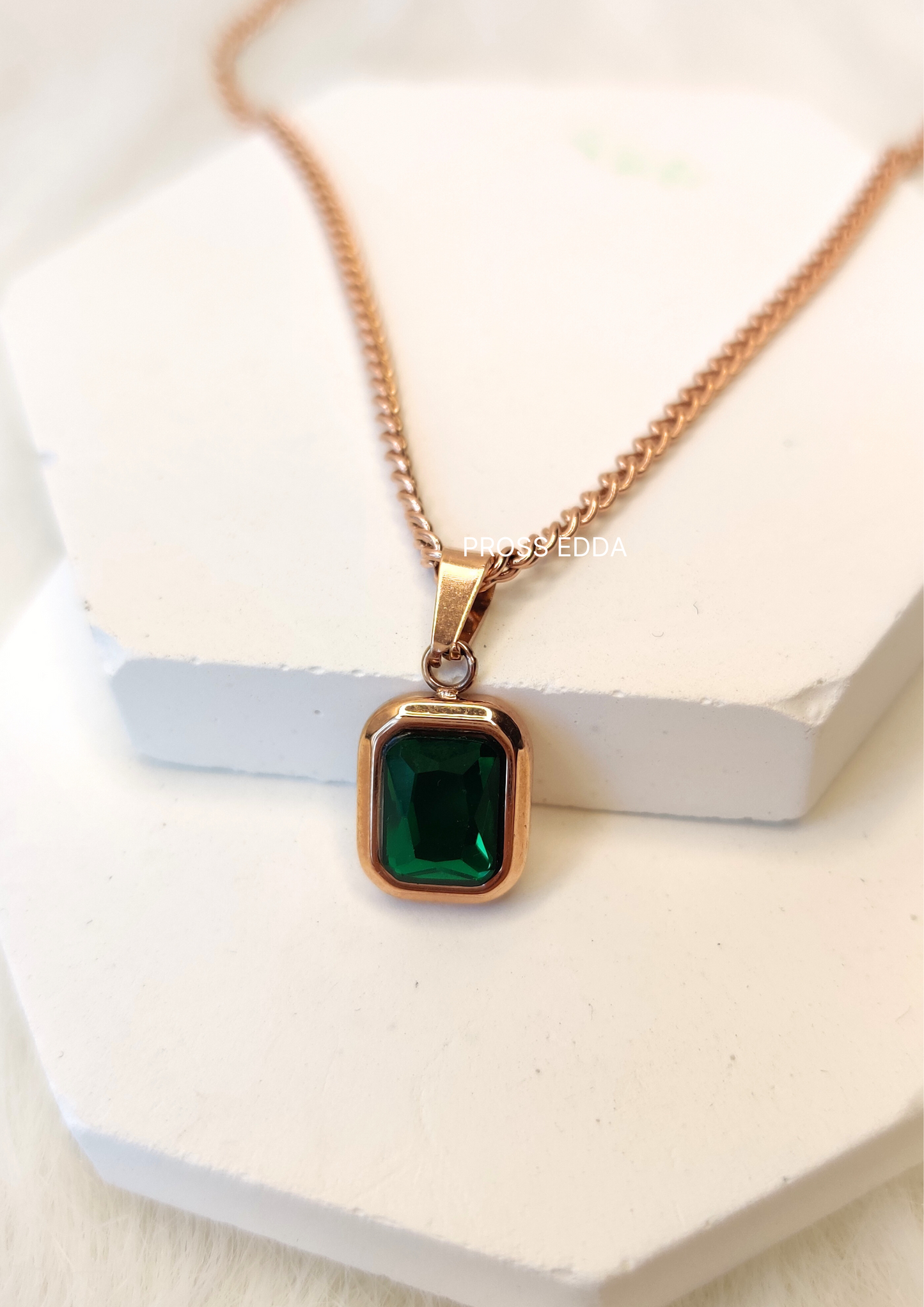 ETHEREAL EMERALD RADIANCE NECKLACE