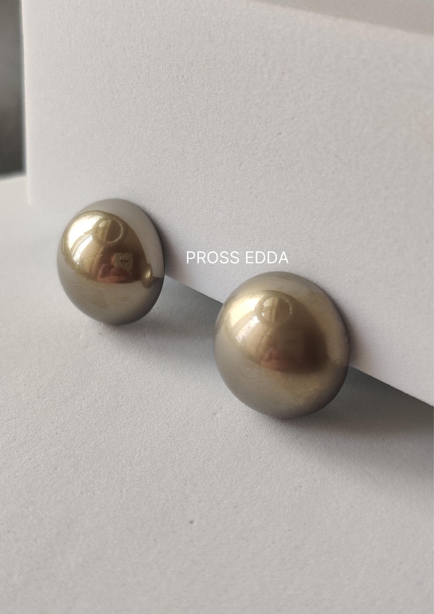 HALF CUT PEARL STUDS EARRING